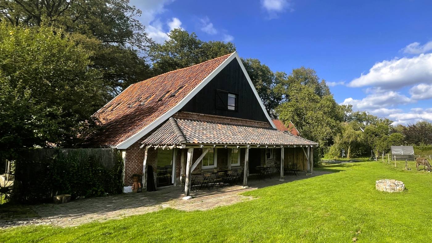 Buiten zitten onder de veranda bij Erve Punte
