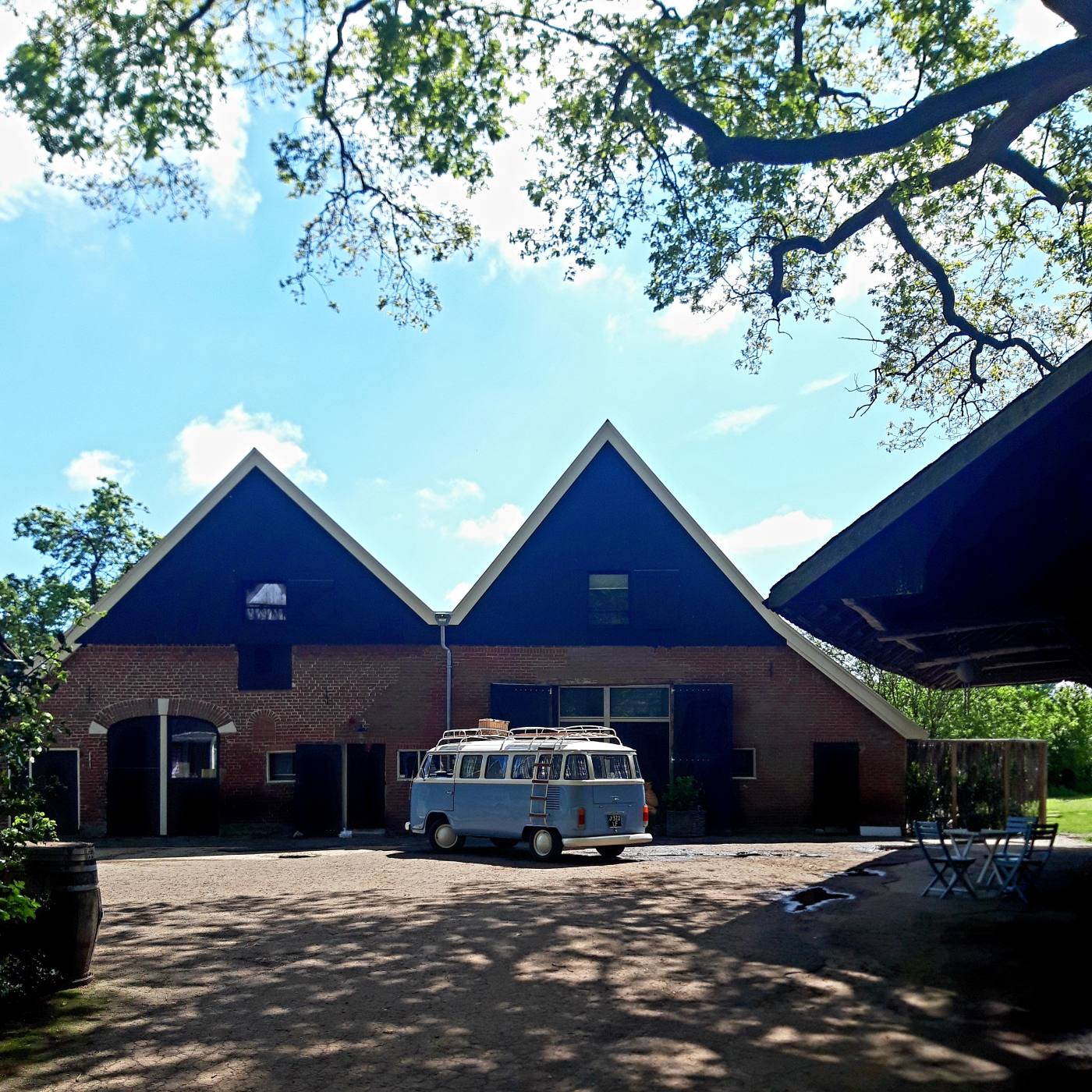 Familie samen in het groen